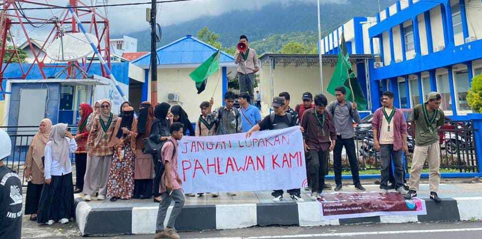 HMI Komisariat Tarbiya, Usuluddin, dan FEBI IAIN Ternate Gelar Aksi Refleksi Hari Pahlawan di Depan Kantor RRI Ternate