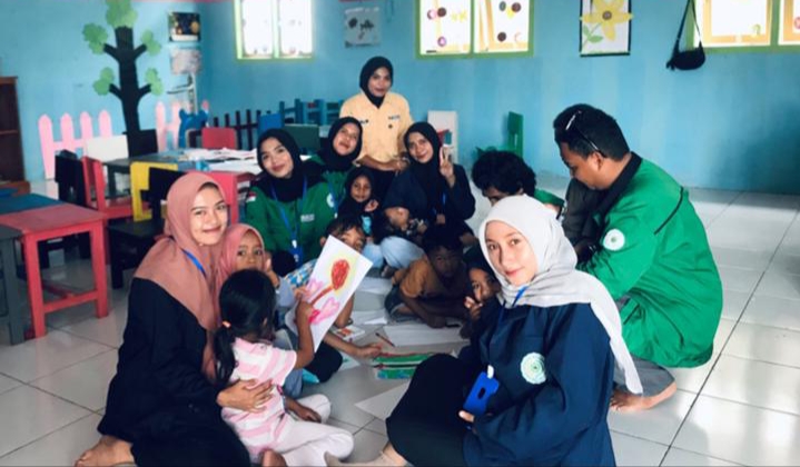 Mahasiswa KKSD Kenalkan PHBS di TK Fagawenek, Anak-anak Belajar Sambil Menggambar