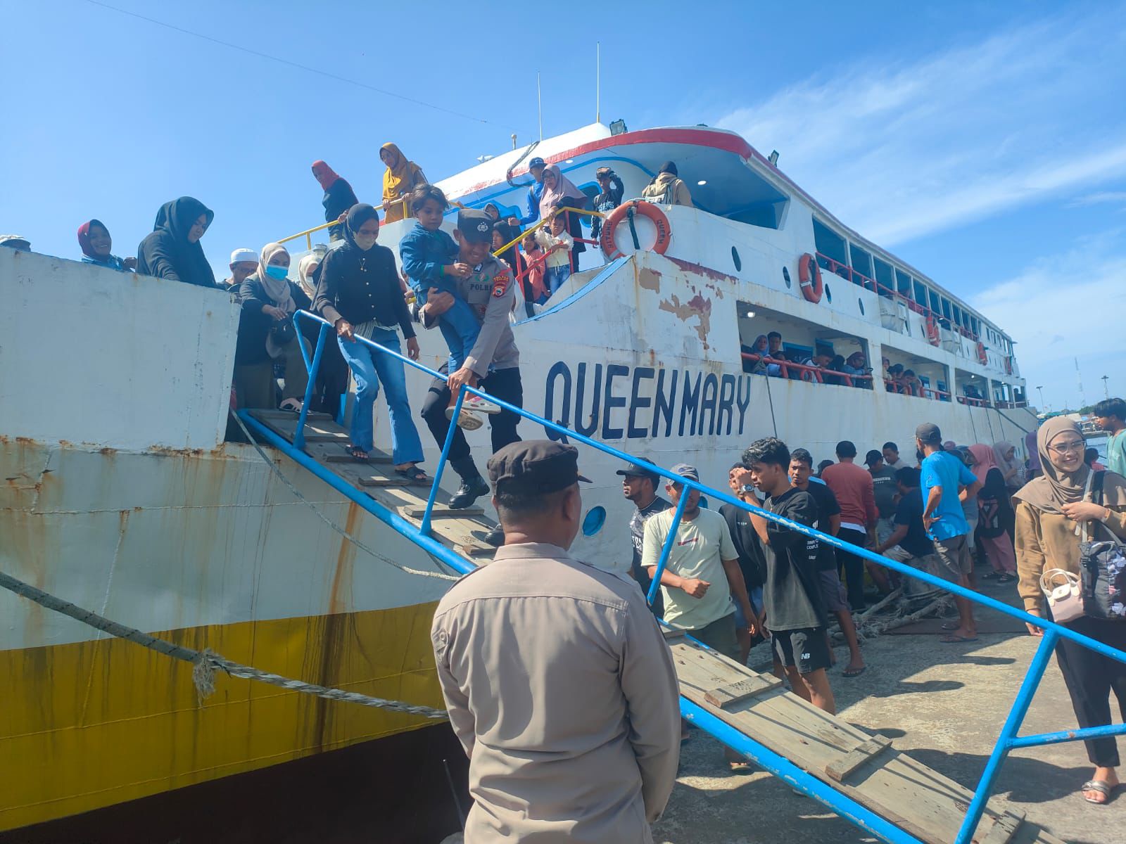 Sigap dan Humanis, Personel Polres Ternate Layani Pemudik di Pelabuhan Dufa-Dufa