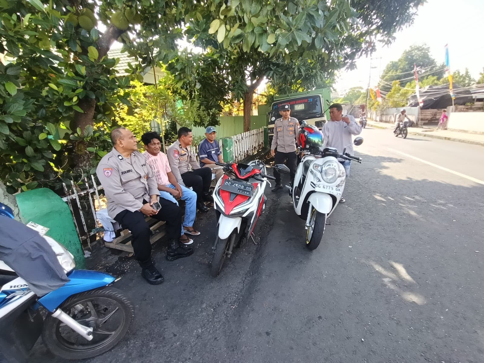 Akses Jalan Sempit, Warga dan Polisi Bahu-Membahu Padamkan Kebakaran Lahan di Ternate Utara